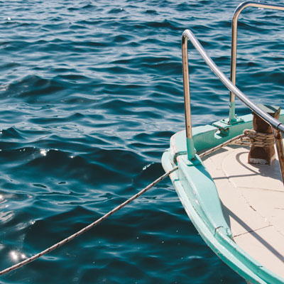 Plongeons dans la mer méditerranée depuis la Grêce